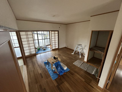 【内装】 | 荒尾市荒尾貸家 | 大きな開口部を設けており、一日を通して明るい光が差し込みます。