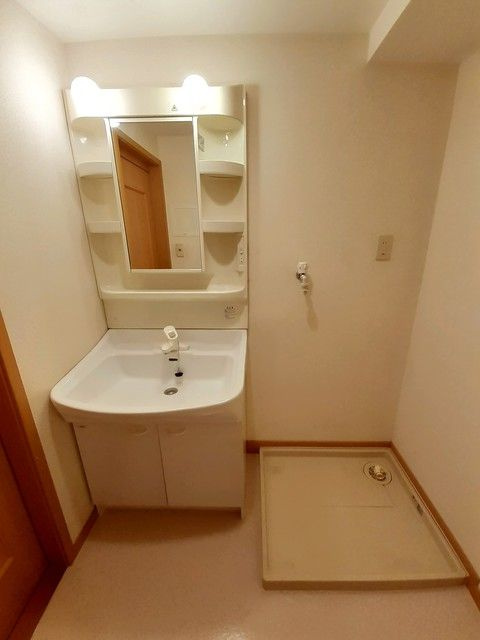 アンソレイエ・Ｋの洗面所|明るい洗面所です