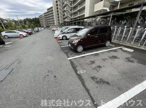 クレストフォルム柏サウスウイング の駐車場