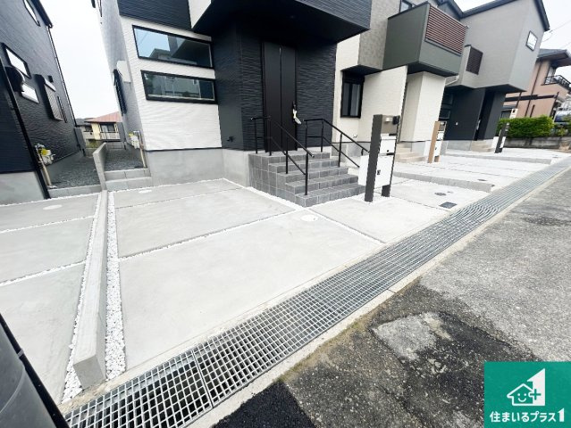 神戸市北区鹿の子台北町　第1期　新築一戸建ての駐車場|並列２台駐車可能！ゆとりの駐車スペースで車庫入れもスムーズ！


