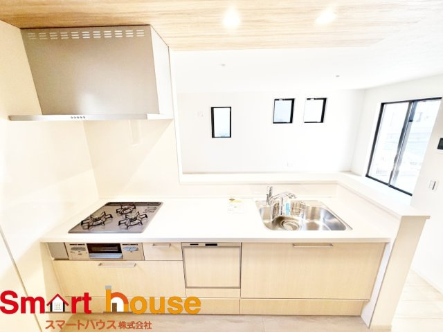 相模原市中央区由野台１期　新築全2棟のキッチン|広い調理スペースと大きめシンクで料理も洗い物もスムーズ♪家族分の食器もすっきり収まる大容量収納です♪
