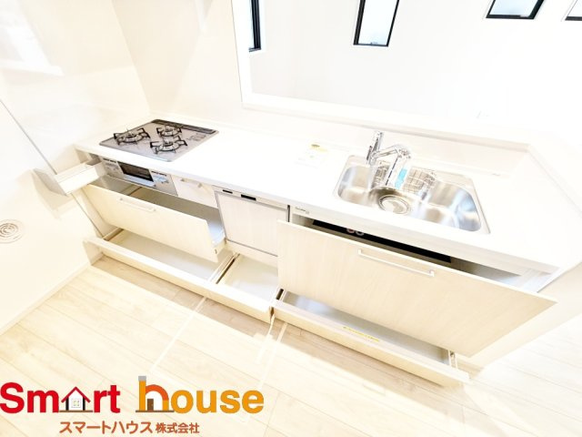 相模原市中央区由野台１期　新築全2棟のキッチン|大容量収納付きキッチンは、調味料などをスッキリさせ綺麗な空間で気持のいい料理を手助けします！
