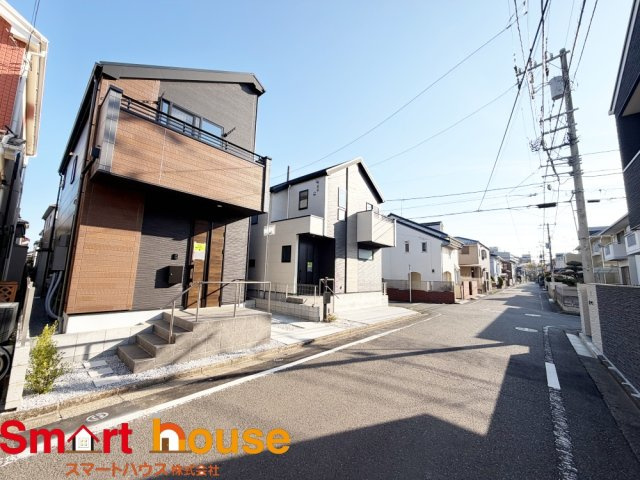 相模原市中央区由野台１期　新築全2棟の前面道路含む現地写真|お住まいの前面道路が広いと駐車が楽になり、陽当たりも遮られないので明るく居心地の良いお家になります♪
