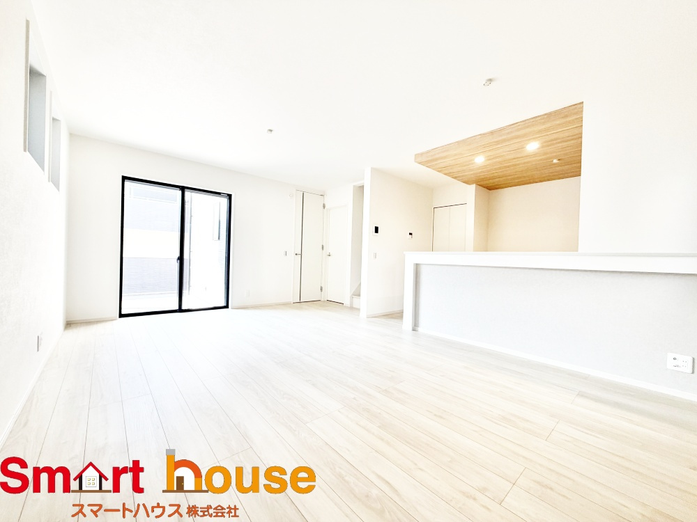 相模原市中央区由野台１期　新築全2棟の居間・リビング|大切なご家族が集まるからこそＬＤＫはこだわりたい！休日はおひさまの光をたっぷりと取りこめるリビングでゆったりと過ごしませんか？子供たちが元気に笑いながら走り回っても十分な広さの空間です。
