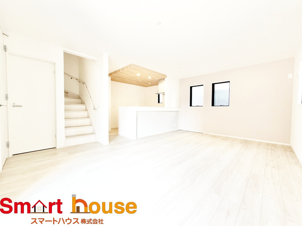 相模原市中央区由野台１期　新築全2棟の居間・リビング|リビングに階段がありますので毎日家族で一度は顔を合わせる事ができ、自然と会話も増え家族団欒の時間が作れます！
