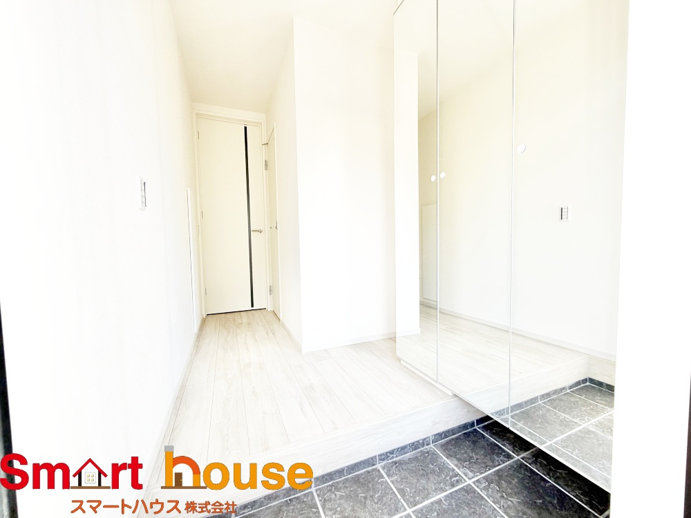 相模原市中央区由野台１期　新築全2棟の玄関|"住む人も来客も入った瞬間にワクワクさせてくれるオシャレな玄関♪
収納もたっぷりあるので、靴がたくさんあっても安心！
気持ちの良い朝は、毎日ここからスタートしていきます♪"
