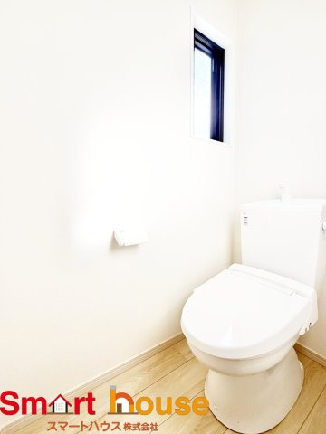 相模原市中央区由野台１期　新築全2棟のトイレ|節水型でエコなトイレには、今では当たり前のウォシュレット付き。便座を温める機能もついていて、居心地良くてトイレから出られなくなるかも！換気用に換気扇はもちろん、窓も着いているので常に快適ですね♪
