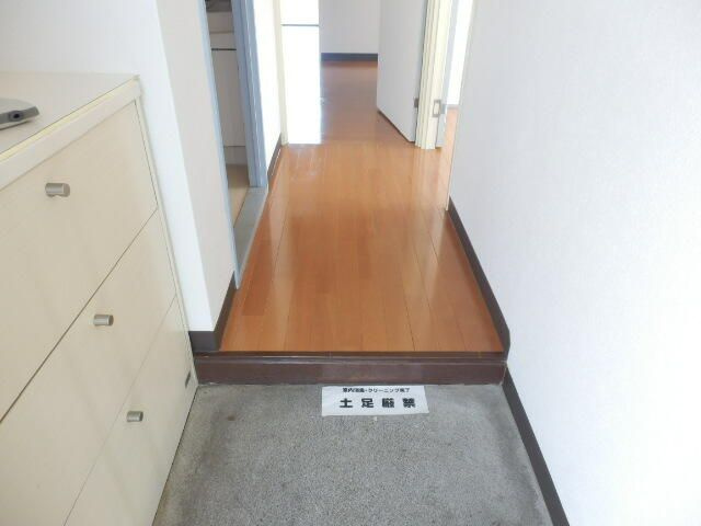 青梅市千ヶ瀬町２丁目の賃貸マンションの玄関