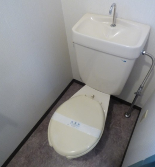 青梅市千ヶ瀬町２丁目の賃貸マンションのトイレ