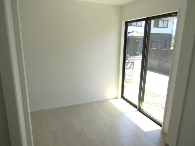 【洋室】 | 【再生住宅】甲斐市竜王 | 明るい洋室です