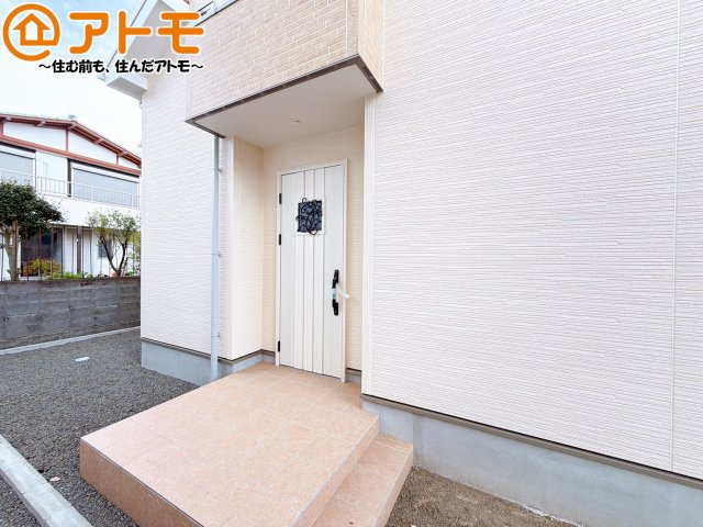 【玄関】 | 焼津市田尻北　戸建　2号棟 | 落ち着いた色合いの玄関はダブルロックで防犯性に優れた仕様になっています♪