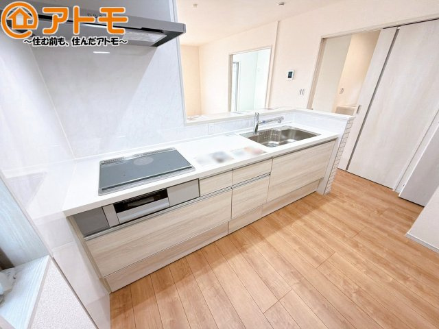 【キッチン】 | 焼津市田尻北　戸建　2号棟 | つなぎ目の少ないシステムキッチンは、隙間に溜まる汚れも少なく、サッと拭けてお掃除の手間も軽減♪