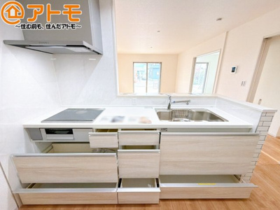 【キッチン】 | 焼津市田尻北　戸建　2号棟 | 大きなシンクはフライパン等も洗いやすく、蛇口は用途に合わせてシャワーとストレートの切替えが可能です♪
