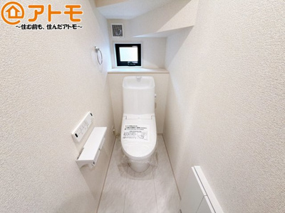 【トイレ】 | 焼津市田尻北　戸建　1号棟 | 清潔感のあるトイレです♪棚も設置されているので、掃除用具や消耗品なども収納可能です！