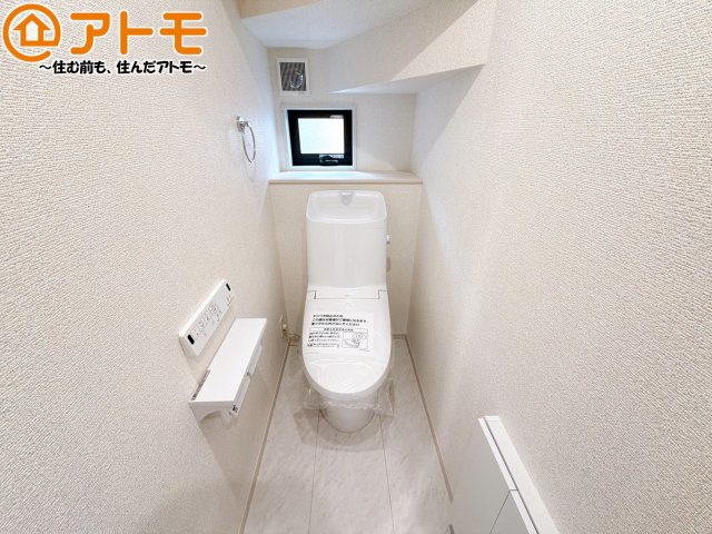 【トイレ】 | 焼津市田尻北　戸建　1号棟 | 清潔感のあるトイレです♪棚も設置されているので、掃除用具や消耗品なども収納可能です！