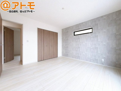 【寝室】 | 焼津市田尻北　戸建　1号棟 | アクセントクロスが印象的なお部屋です。お気に入りの家具に囲まれてゆったり過ごしたいですね♪