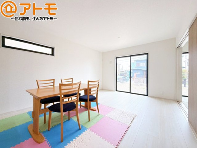 【居間・リビング】 | 焼津市田尻北　戸建　1号棟 | ゆとりあるLDKは、家族が同じ空間にいながらパーソナルスペースもしっかり確保できますね♪