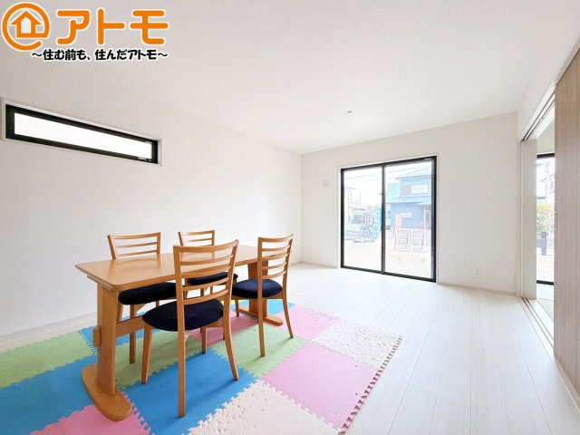【居間・リビング】 | 焼津市田尻北　戸建　1号棟 | ゆとりあるLDKは、家族が同じ空間にいながらパーソナルスペースもしっかり確保できますね♪