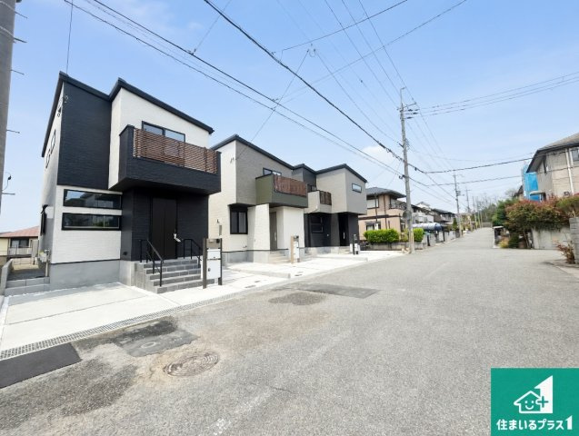 神戸市北区鹿の子台北町　第1期　新築一戸建ての前面道路含む現地写真|周辺は閑静な住宅街！前面道路広々で車の出し入れも便利です。駐車が苦手な方でも安心して車庫入れできます！