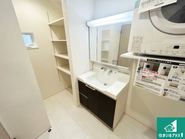 ■神戸市北区鹿の子台北町　第1期　新築一戸建ての独立洗面台|清潔感のある洗面台です。フラットな鏡は掃除がしやすく毎日清潔！鏡裏には収納があるのでスッキリとした洗面台が保てます。