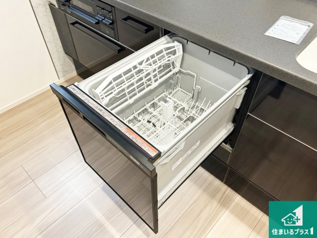 ■神戸市北区鹿の子台北町　第1期　新築一戸建ての設備|食事後の一仕事、食器洗いをボタン一つでお任せできちゃいます！場所を取らないビルトイン式なので、お料理スペースもしっかり確保！