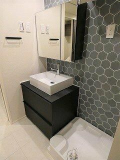 風香東新宿の洗面所|■キャビネット収納付きの多面鏡独立洗面台