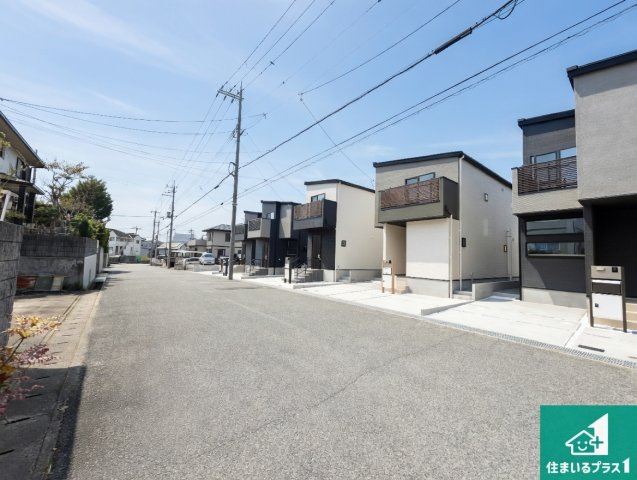 29日(土)30日(日)現地ご見学可能！　神戸市北区鹿の子台北町　全5邸の前面道路含む現地写真|周辺は閑静な住宅街！前面道路広々で車の出し入れも便利です。駐車が苦手な方でも安心して車庫入れできます！