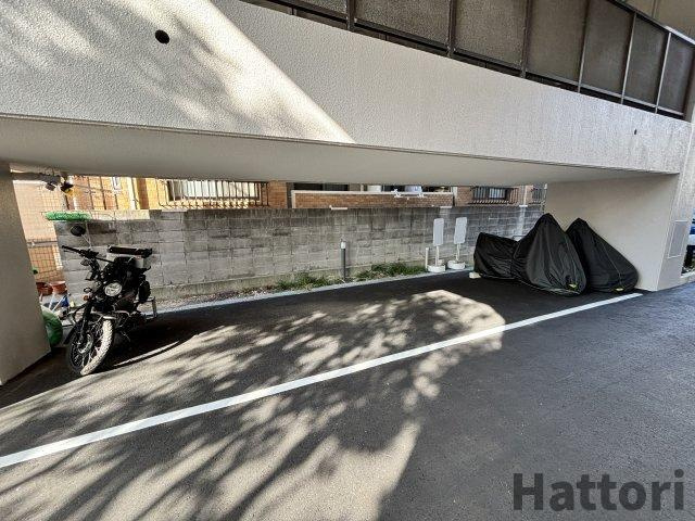 豊中服部アパートメントの駐車場