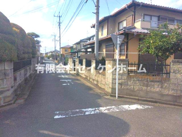 熊谷市玉井　建築条件なし売地の前面道路含む現地写真