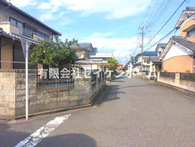 熊谷市玉井　建築条件なし売地の前面道路含む現地写真