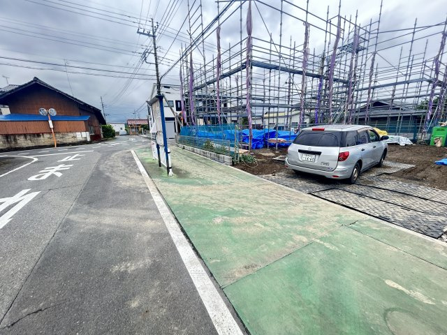 新築　高崎市乗附町1期　1号棟の前面道路含む現地写真|北側接道幅員約5.2ｍ　西側接道幅員約8.1ｍ