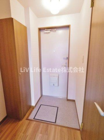 東村山市野口町３丁目のアパートの玄関