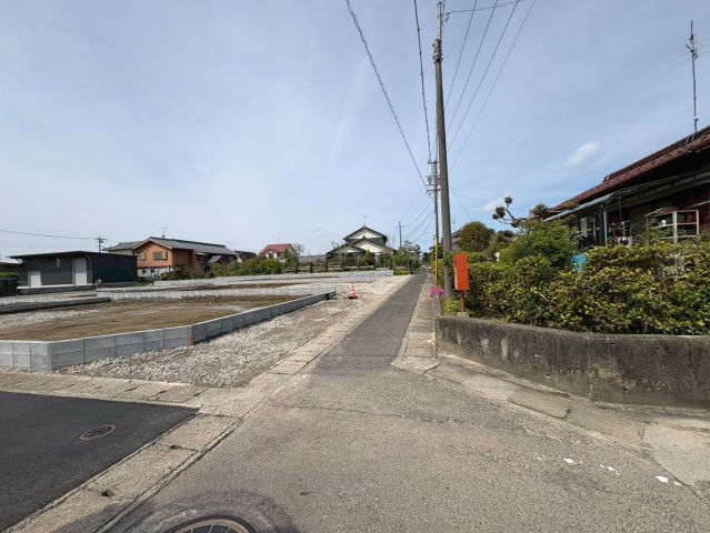 リーブルガーデン　岐阜市東鶉　全6区画分譲の前面道路含む現地写真|「現地（2026年4月6日）撮影」　
■前面道路　
■ヤマダ不動産　株式会社リライフ