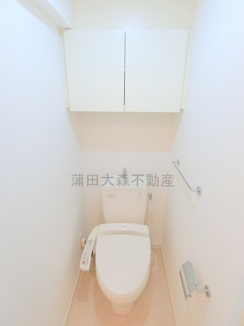 バレーヌ大森山王のトイレ|棚収納と温水洗浄便座付きのトイレ