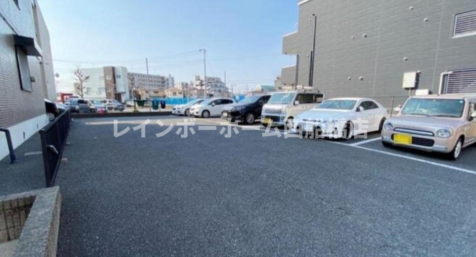 アベニューサイド本郷の駐車場