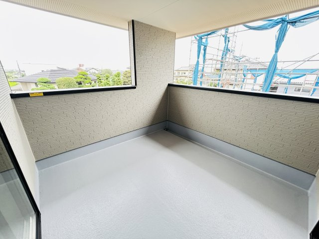 新築　高崎市乗附町1期　2号棟のバルコニー|現地写真　インナーバルコニーで少しの雨なら濡れずにすみます。天気が怪しいけど…という悩みも解消ですね!									


　