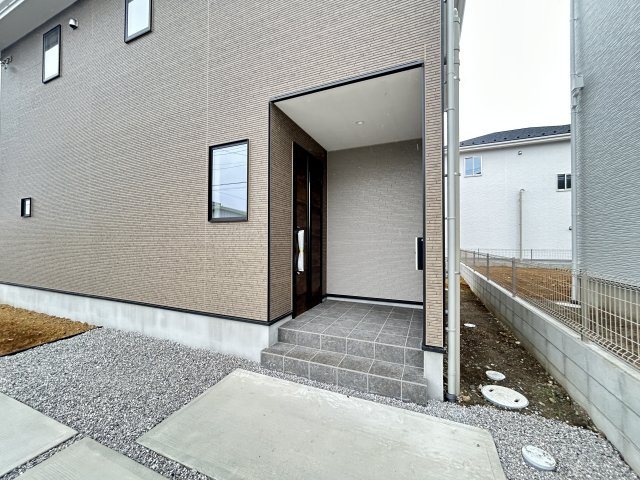 新築　高崎市乗附町1期　2号棟の玄関|現地写真　ポストと一体型のTVモニターホンでセキュリティ安心！
