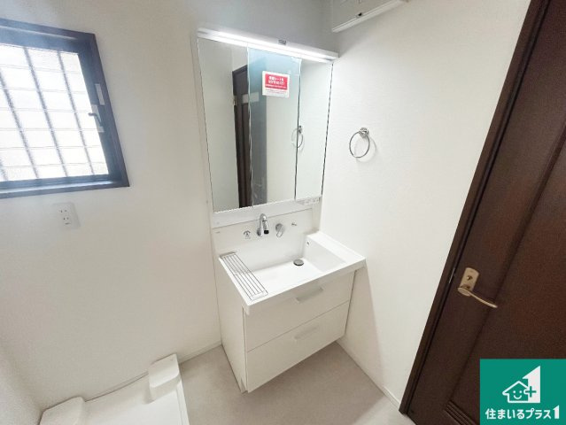 宝塚市川面　中古一戸建ての独立洗面台|清潔感のある洗面台です。フラットな鏡は掃除がしやすく毎日清潔！鏡裏には収納があるのでスッキリとした洗面台が保てます。