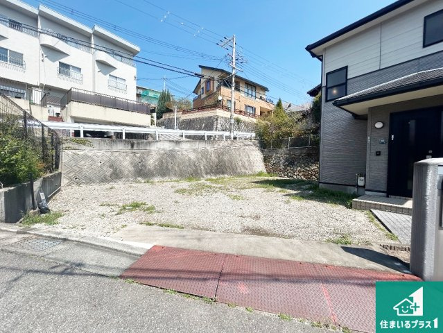 宝塚市川面　中古一戸建ての駐車場|5台分の駐車スペース有り！急な来客でも安心です！
