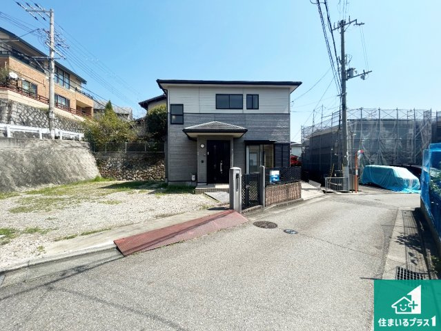 宝塚市川面　中古一戸建ての前面道路含む現地写真|周辺は閑静な住宅街！前面道路広々で車の出し入れも便利です。駐車が苦手な方でも安心して車庫入れできます！