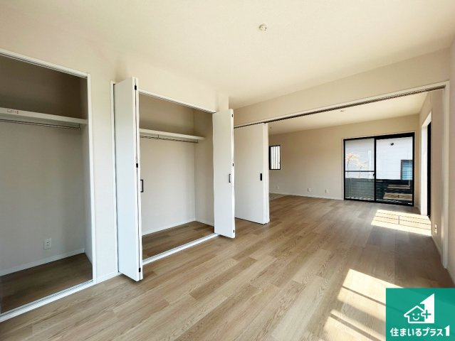 宝塚市川面　中古一戸建ての居間・リビング|日当たり良好の明るいリビングで朝の目覚めもスッキリできそう！対面キッチンでご家族のコミュニケーションも自然と増える設計！小さなお子様が遊ぶスペースを作っても広々とくつろげるLDK！
