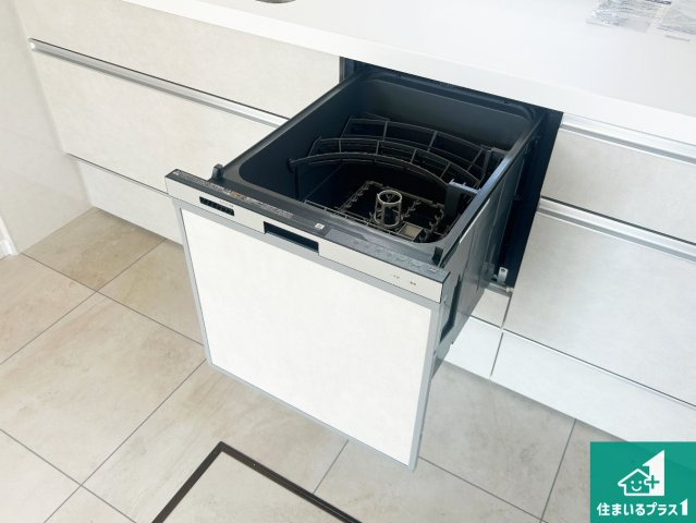 宝塚市川面　中古一戸建ての設備|食事後の一仕事、食器洗いをボタン一つでお任せできちゃいます！場所を取らないビルトイン式なので、お料理スペースもしっかり確保！