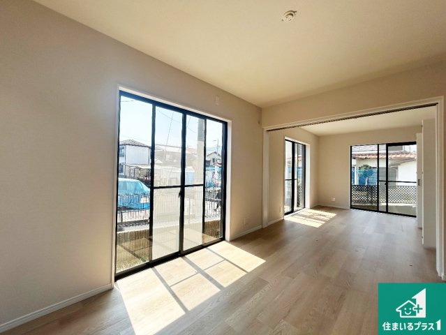 宝塚市川面　中古一戸建ての居間・リビング|明るいリビングで朝の目覚めもスッキリできそう！対面キッチンでご家族のコミュニケーションも自然と増える設計！小さなお子様が遊ぶスペースを作っても広々とくつろげるLDK！