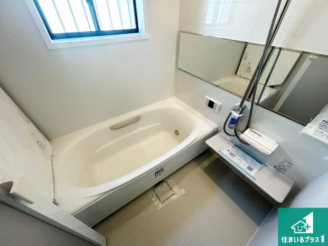 宝塚市川面　中古一戸建ての浴室|足をゆったり伸ばして寛げる浴槽です。窓が設けられていますので差し込む光が明るく穏やかな雰囲気にしてくれます♪浴室乾燥機も設置しているので、雨の日の洗濯物も安心です♪