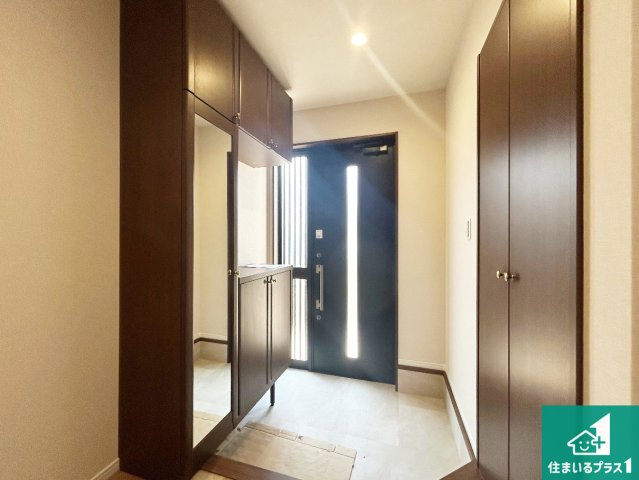 宝塚市川面　中古一戸建ての玄関|シューズボックスにはたくさんの靴が収納できるので玄関周りはいつもスッキリ！ご家族が増えても安心！