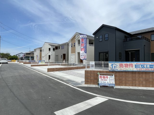 高崎市新町第８（全9棟）5号棟の前面道路含む現地写真