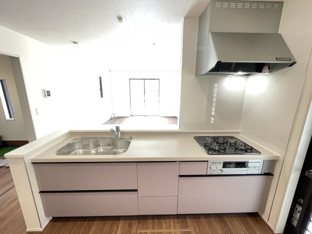 高崎市新町第８（全9棟）5号棟のキッチン|対面式のシステムキッチンには、お手入れのしやすさと美しい質感が魅力の人工大理石シンクを採用。快適にお料理ができ、毎日のお料理も楽しくできそうですね(^▽^)/
