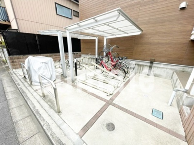 リブリ・グレーヌのその他共用部分|屋根付きの駐輪場です。