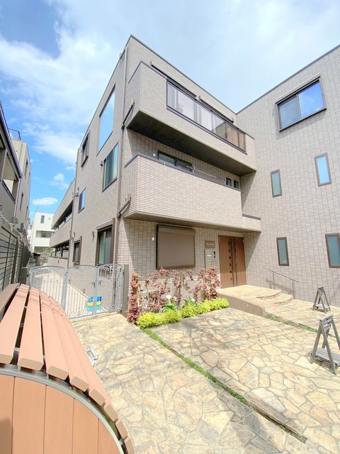 セナ・サンデリスの外観