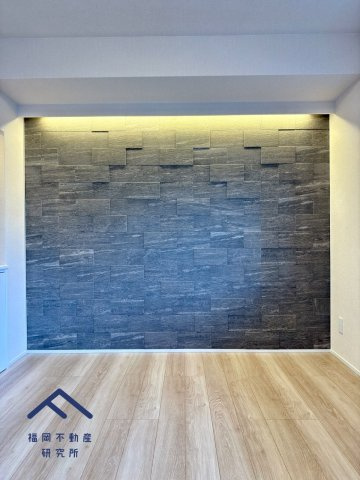 アンピール舞鶴の居間・リビング|リビング壁面にはエコカラットを施工しており、それを照らすようコーニス照明で雰囲気を醸し出しております